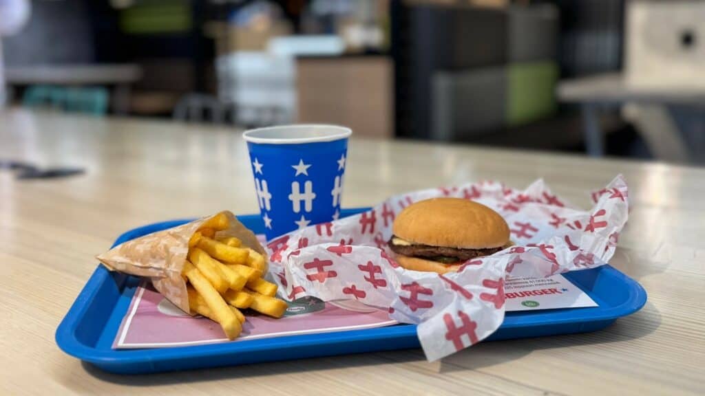 Hesburger спира детското меню от пролетта на 2026 г. Решението е в името на устойчивото развитие и отговорния маркетинг към децата.