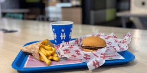 Hesburger спира детското меню от пролетта на 2026 г. Решението е в името на устойчивото развитие и отговорния маркетинг към децата.