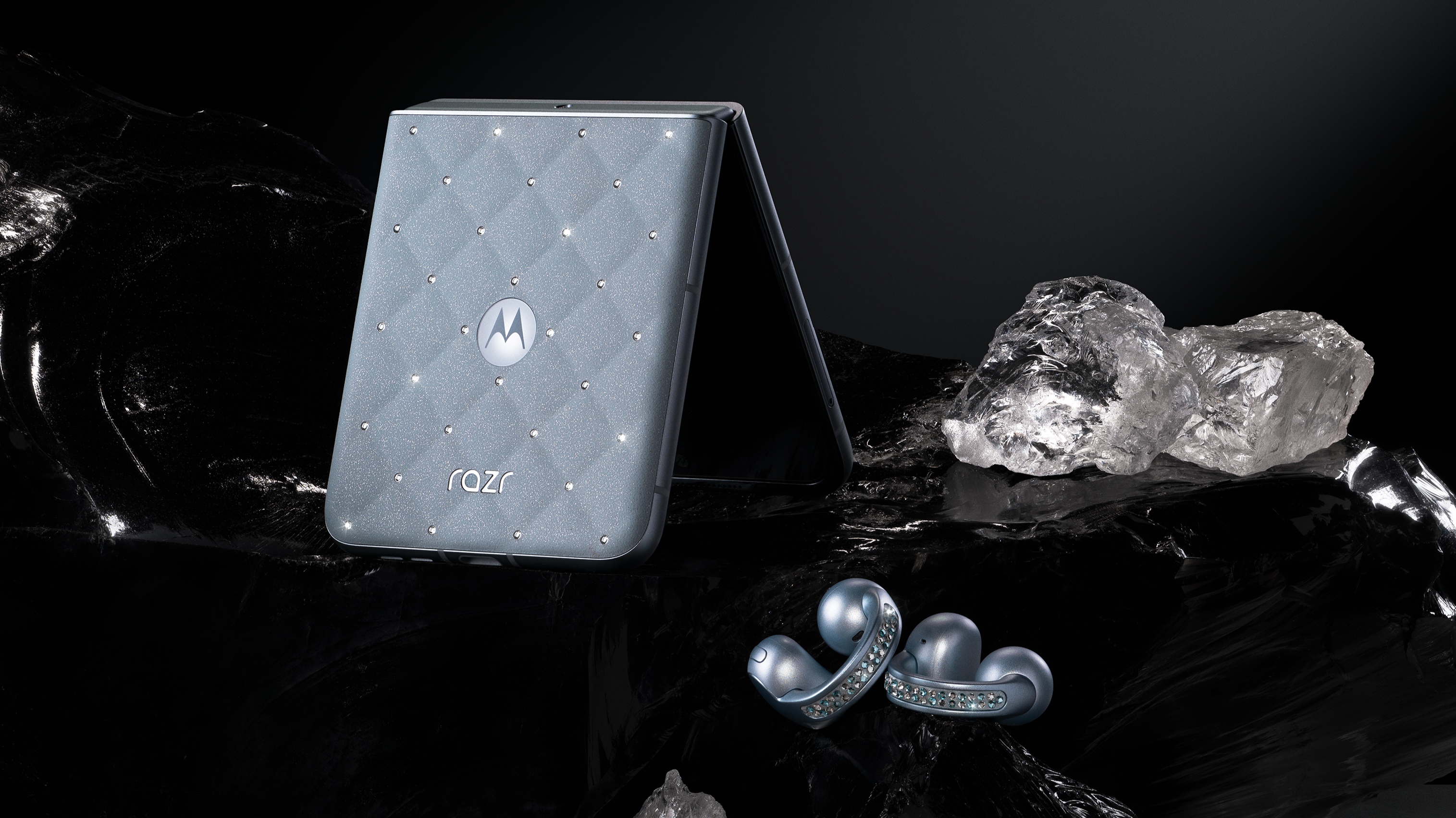 Motorola и Swarovski представят лимитираната Brilliant Collection – razr 60 и moto buds loop с кристали Swarovski® и цвят Pantone Ice Melt.