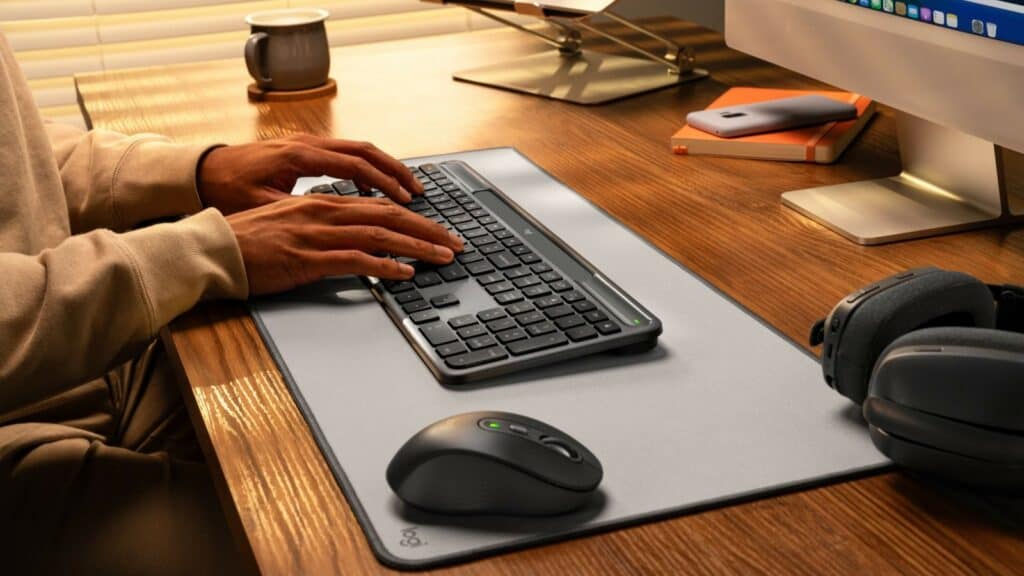 Logitech пусна клавиатурата Signature Slim Solar+ K980 – безжична, захранвана от светлина, с до 4 месеца работа без зареждане и устойчив дизайн.