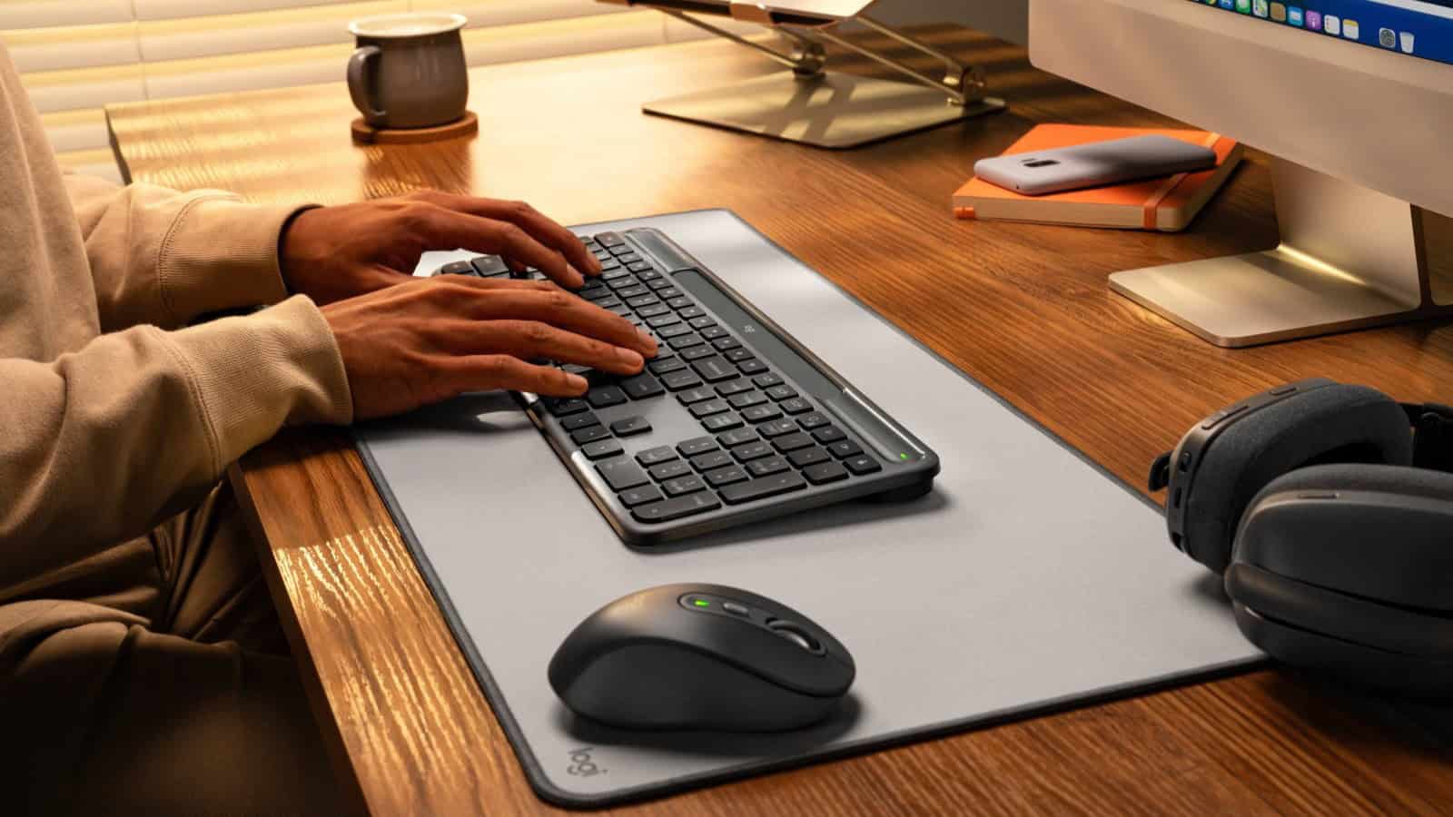Logitech пусна клавиатурата Signature Slim Solar+ K980 – безжична, захранвана от светлина, с до 4 месеца работа без зареждане и устойчив дизайн.
