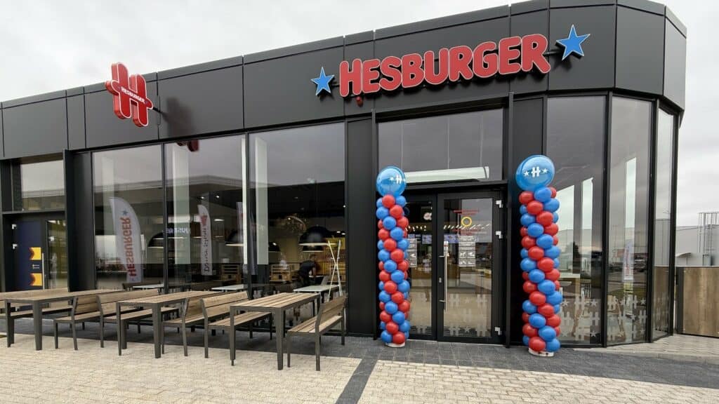 Hesburger откри 34-ти ресторант в България – в XOPark Sofia. Инвестицията е 500 000 евро, създадени са 10 нови работни места, а до края на 2025 г. предстоят още 4 откривания.