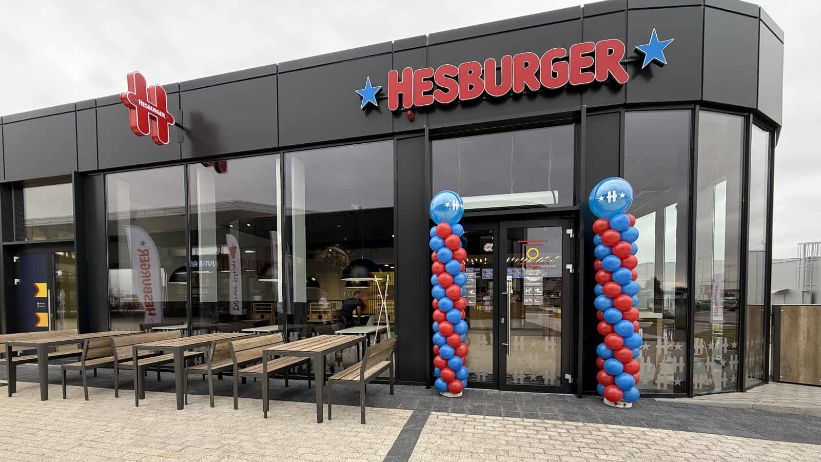 Hesburger откри 34-ти ресторант в България – в XOPark Sofia. Инвестицията е 500 000 евро, създадени са 10 нови работни места, а до края на 2025 г. предстоят още 4 откривания.