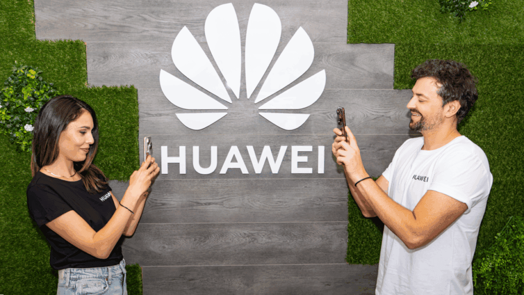 Актьорите Евелин Костова и Владимир Зомбори стартират нова кампания с HUAWEI, показваща сервизни услуги и безплатна поддръжка за смартфони и смарт устройства.