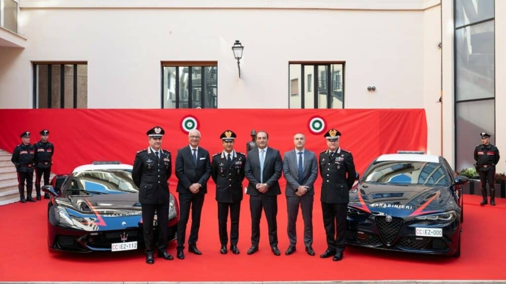Maserati MCPURA и Alfa Romeo Giulia Quadrifoglio ще подпомагат италианските карабинери при спешен транспорт на органи и кръв. Новите автомобили на Stellantis съчетават високи технологии, мощ и социална отговорност.