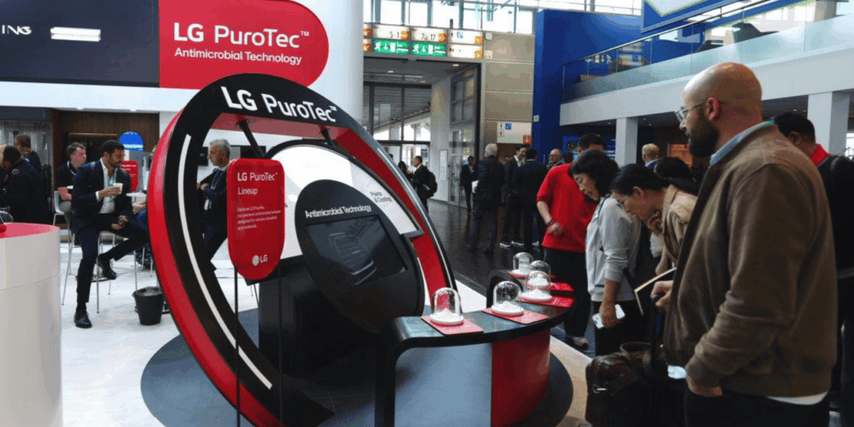 LG представи PuroTec™ – нов антимикробен материал, дебютирал на K 2025 в Германия. Иновативната технология предлага устойчиви решения и поставя нови стандарти за безопасност и ефективност в индустрията на материалите.