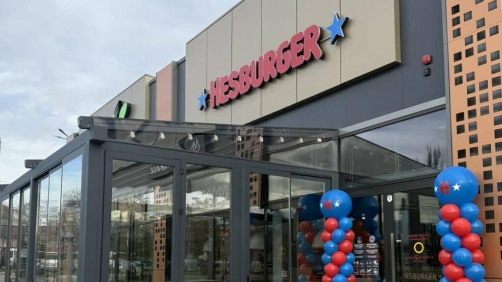 Hesburger откри 32-рия си ресторант в България след инвестиция от 380 000 евро в Добрич. Новият обект се намира в Търговски парк Добрич и създава 15 нови работни места.