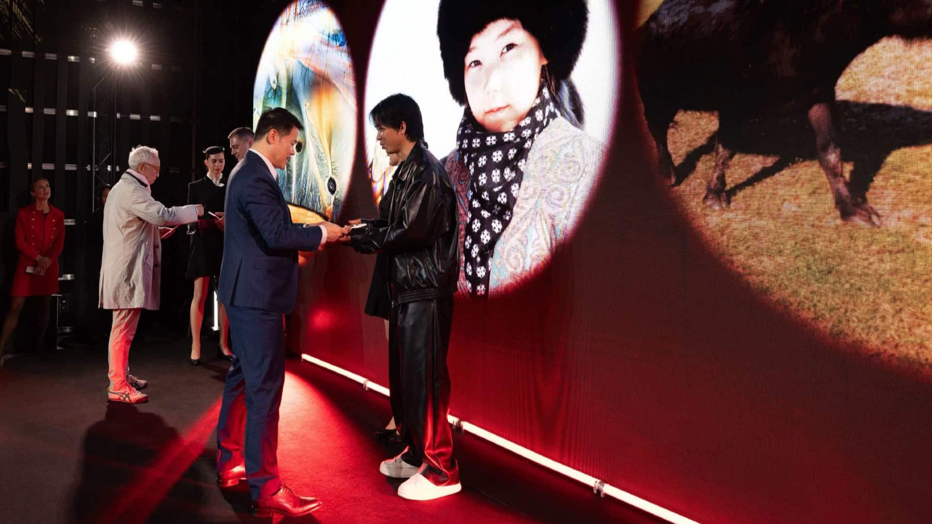 HUAWEI XMAGE Awards 2025 стартират в Париж с изложбата „Светът, ти и аз“. В класацията XMAGE 100 има и българско участие.