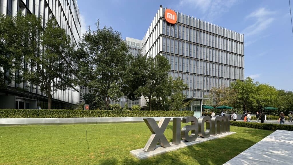 Xiaomi отчита 80,9% ръст в печалбата през Q3 2025, рекордни приходи, силен EV сектор и над 1 милиард свързани AIoT устройства.