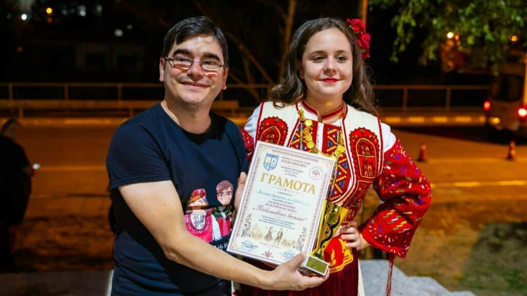 Ники Захариев получи награда за принос към съхранението и представянето на българската песен в България и Европа.
