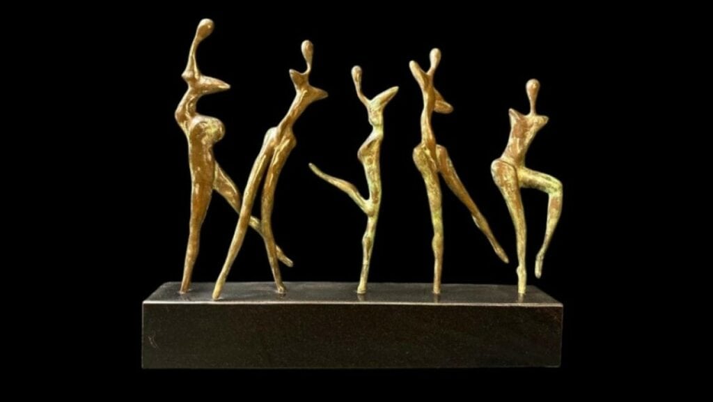 Българският скулптор Евгений Лагутен е на корицата на Collect Art със „Together“. Изданието публикува и голямо интервю с артиста.