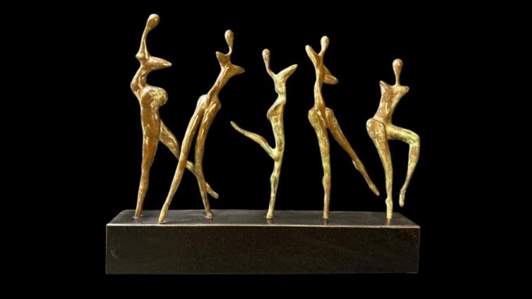 Българският скулптор Евгений Лагутен е на корицата на Collect Art със „Together“. Изданието публикува и голямо интервю с артиста.